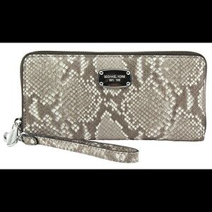 Michael kors NWT jet set wristlet